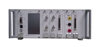 系統(tǒng)主要用于“測控技術(shù)與儀器”和“虛擬儀器技術(shù)”等系列課程的實驗教學(xué)。系統(tǒng)采用機箱式+板卡式設(shè)計，可實現(xiàn)虛擬示波器、虛擬信號發(fā)生器、虛擬頻率計、虛擬計數(shù)器、虛擬邏輯分析儀、虛擬任意波形發(fā)生器、虛擬可調(diào)電源和虛擬萬用表等功能。