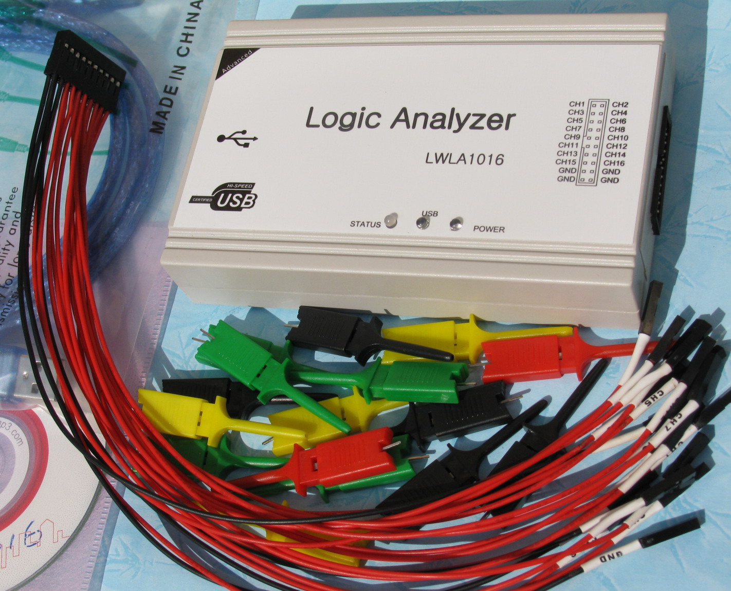 支持SPI ,UART,I2C,PWM協(xié)議,采樣率：100MHz,8通道時：250MHz，512k存儲， 總線分析儀 +協(xié)議分析儀+頻率計+邏輯筆，USB口取電。壓縮存儲。
