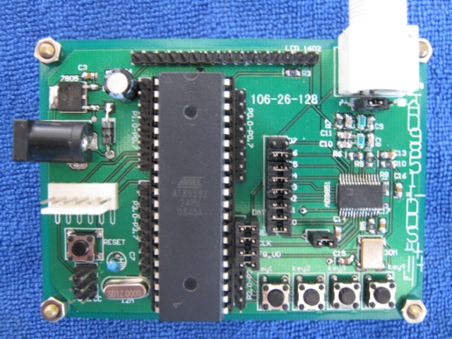 AD-9851采用了先進(jìn)DDS直接頻率合成技術(shù)，可以產(chǎn)生頻譜純凈、頻率和相位都可 編程控制且穩(wěn)定性很好的正弦波。相對(duì)于AD9850內(nèi)部增加了6倍頻器，參考時(shí)鐘只需30MHZ便可以得到180MHZ的系統(tǒng)時(shí)鐘