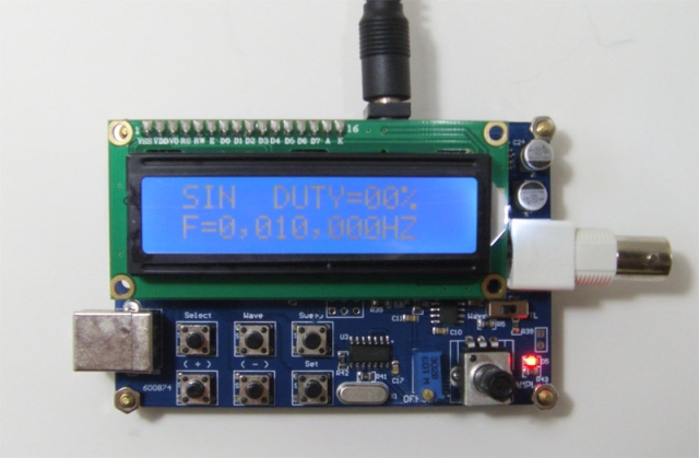 DY-MWG05是基于直接數(shù)字合成技術(shù)（DDS）的信號(hào)發(fā)生器，采用CPLD設(shè)計(jì)，具有使用方便，信號(hào)穩(wěn)定度高，同時(shí)具有TTL信號(hào)輸出功能，輸出信號(hào)能夠調(diào)節(jié)幅度和直流偏置，同時(shí)儀器具有掃頻功能，能夠任意設(shè)定掃描頻率范圍以及掃描時(shí)間