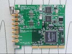 直接數(shù)字合成技術(shù)（DDS），2路獨(dú)立可編程輸出，300 kHz 到 300 MHz 時(shí)鐘和正弦波輸出，有LVDS信號(hào)輸出選件。
