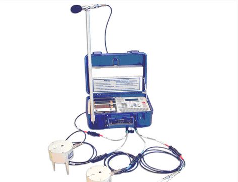 通道：兩個傳聲器和兩個三分量地震檢波器或8個獨立通道 振動監(jiān)測（使用標準三分量地震檢波器） 量程：最高達254 mm/s（10 in/s） 分辨率：0.127 mm/ s
