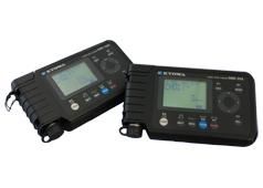 可通過內(nèi)置電橋盒簡單連接應(yīng)變片，測量范圍廣：±300000×10-6應(yīng)變量可簡單收錄在SD存儲卡內(nèi)，將數(shù)據(jù)移動到PC進(jìn)行管理采用可簡單購入的5號電池驅(qū)動
