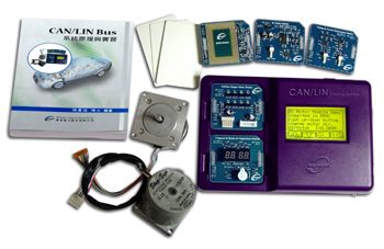 汽車通訊網(wǎng)路訓(xùn)練系統(tǒng)主要使用車用電子網(wǎng)絡(luò)CAN Bus與LIN Bus達(dá)成各個不同功能節(jié)點之訊息通訊，另有PC端軟件可進行CAN Bus Baud Rate調(diào)整、訊息監(jiān)控和模塊控制。
