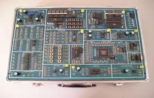 以高等教育出版社的國家重點教材“信號與系統(tǒng)”一書背景，這使實驗內(nèi)容更具教學(xué)性、通用性、與當(dāng)今“信號與系統(tǒng)”課程的教學(xué)大綱結(jié)合緊密。