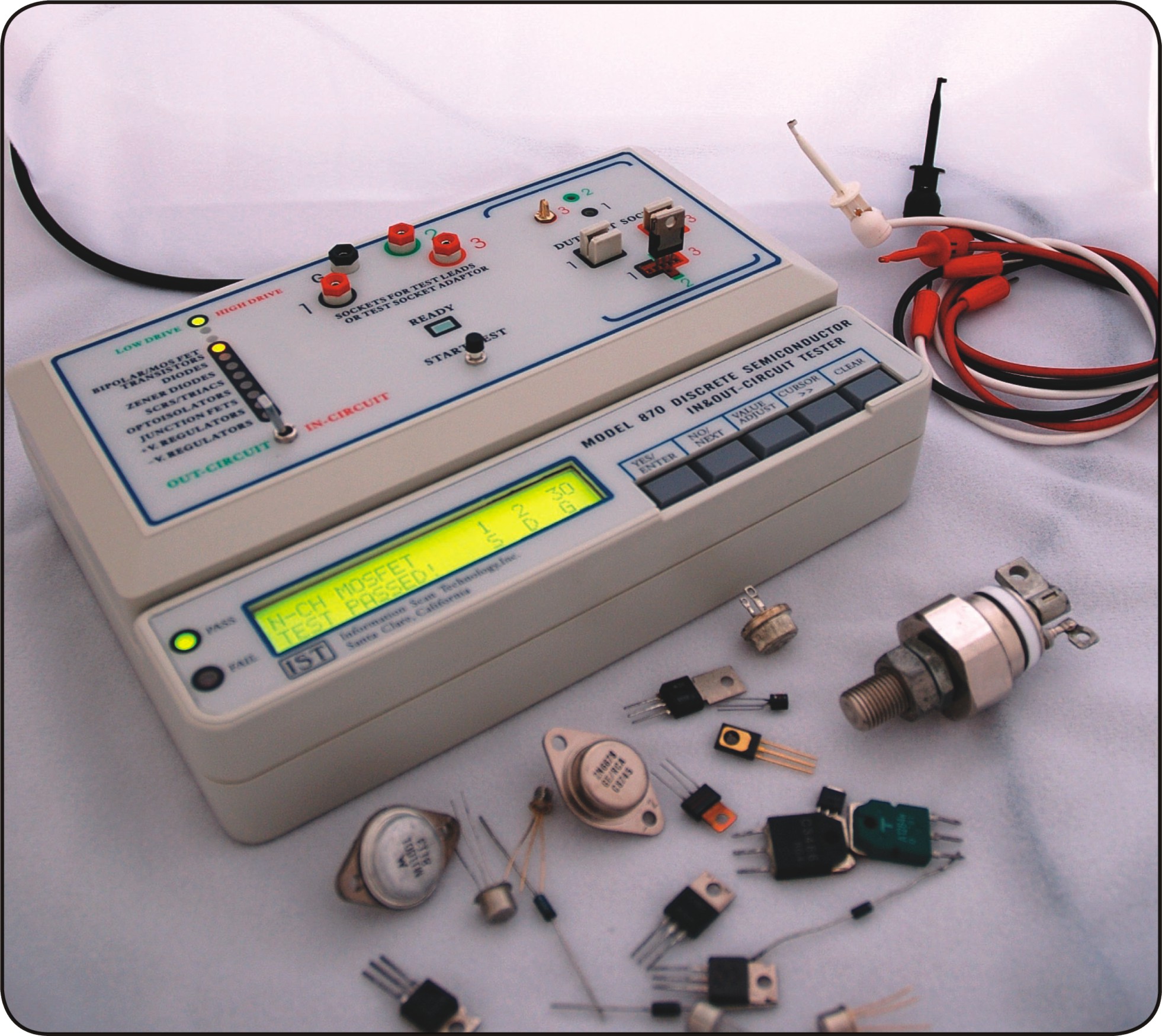 可在線或者離線檢測各種三極管，二極管，可控硅，M/J型場效應(yīng)管及正負電源穩(wěn)壓管的實際工作功能，并測量其漏電流，崩潰電壓，輸出電壓及輸出電流的各項參數(shù)值。